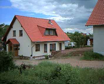 Eigenheim mit Trapezgaube/Balkon (Planung + Statik 1998) / Klick weiteres Bild!